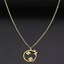 collier avec medaille trefle