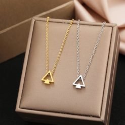collier avec pendentif triangle