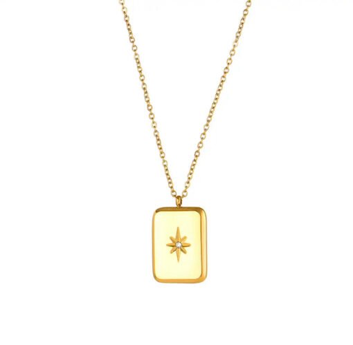 collier medaille rectangle tendance