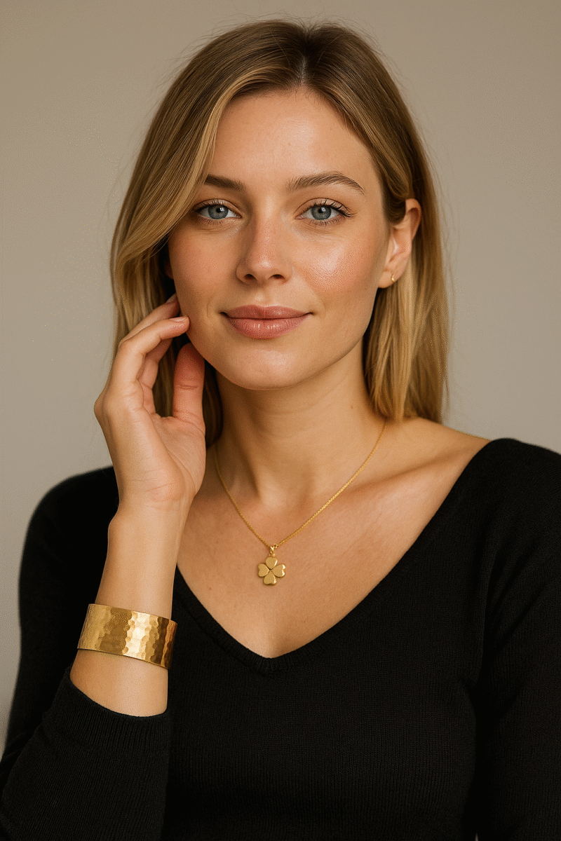 femme avec parure doré